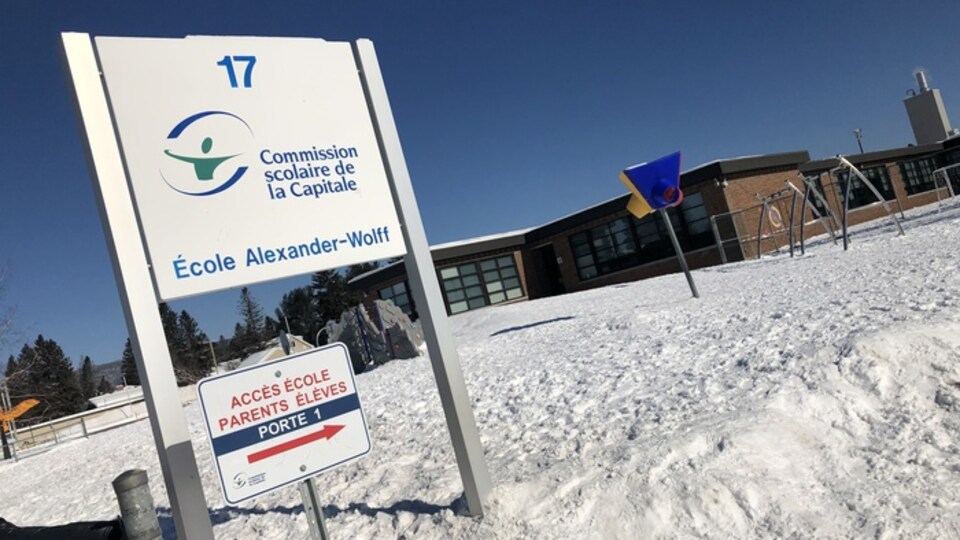 Une pancarte indique l'école Alexander-Wolff de Shannon.