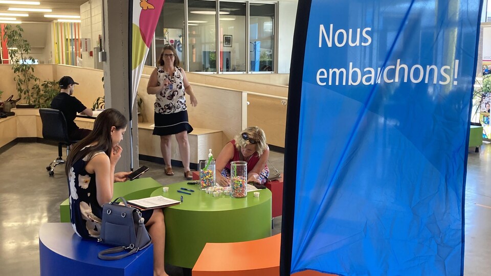 Des femmes remplissent des documents dans une école.