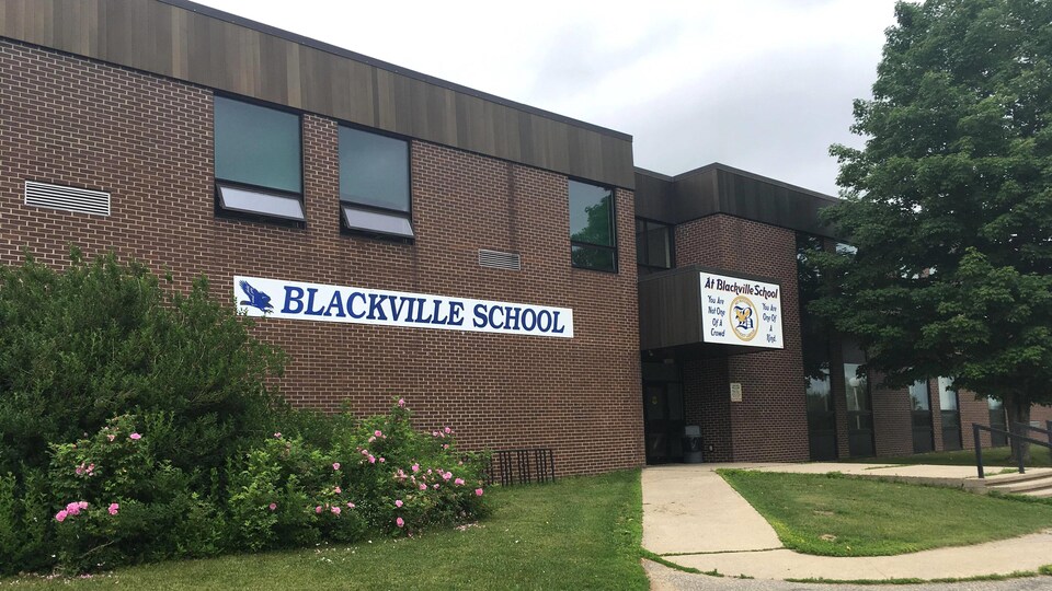 Bâtiment et entrée principale de l'école.