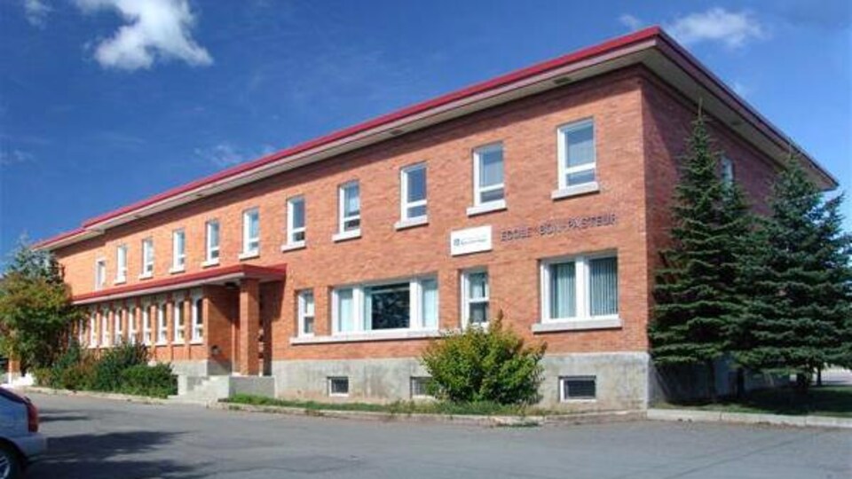 L'extérieur de l'école Bon-Pasteur de Grande-Rivière.
