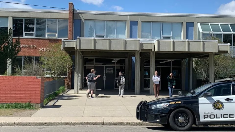 Une voiture de police stationnée devant l'École secondaire Bowness à Calgary (18 mai 2022).