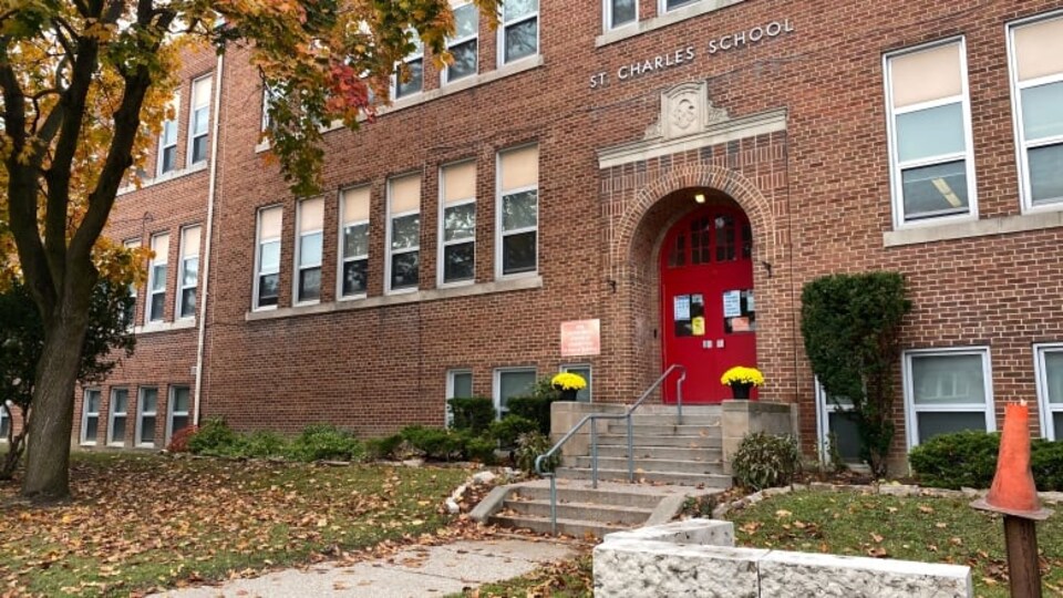 La porte d'entrée de l'école St. Charles.