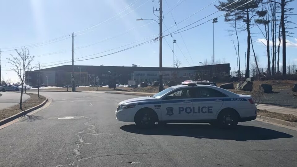 Une voiture de police bloque l'entrée de l'école secondaire.