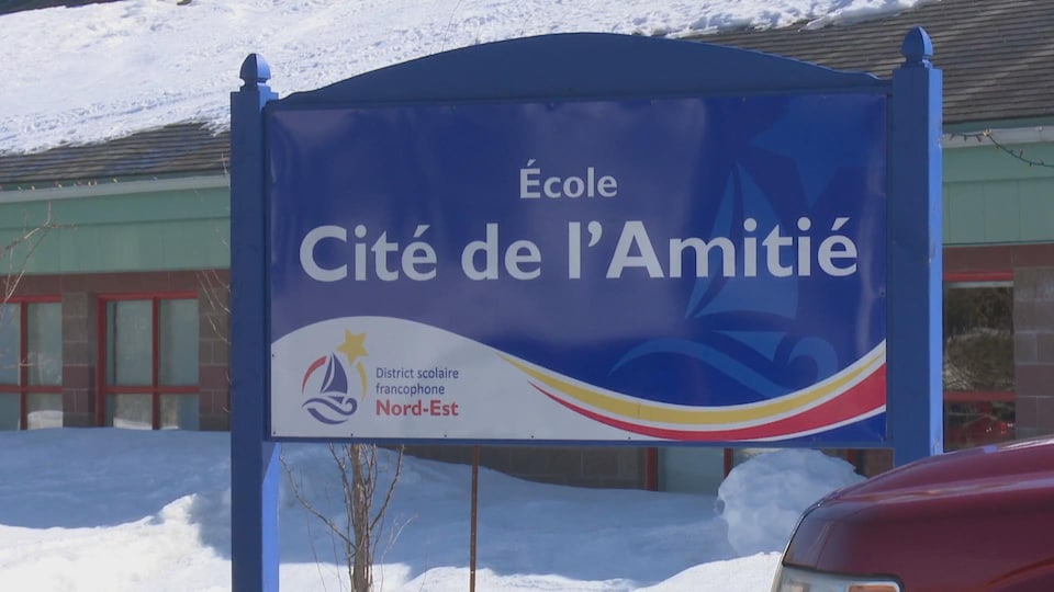 Une affiche de l'École Cité de l'Amitié. 