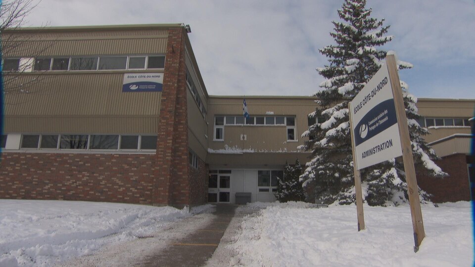 L'extérieur d'un établissement scolaire.