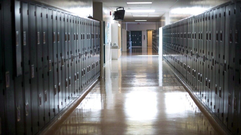 Un couloir d'école vide.