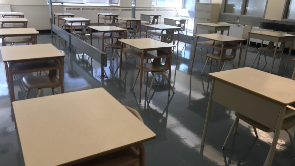 Des bureaux dans une école.