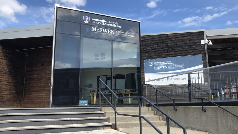 L'entrée de l'École d'architecture McEwen de l'Université Laurentienne.