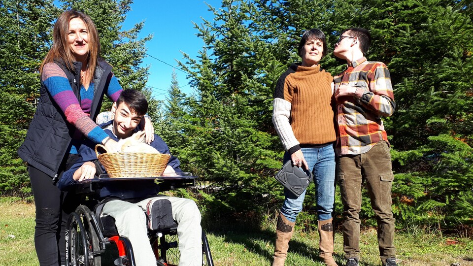 Deux mères et leurs fils aux besoins particuliers dans un secteur rural de Sherbrooke.