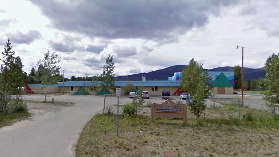 Entrée de l'École élémentaire Jack-Hulland, à Whitehorse.