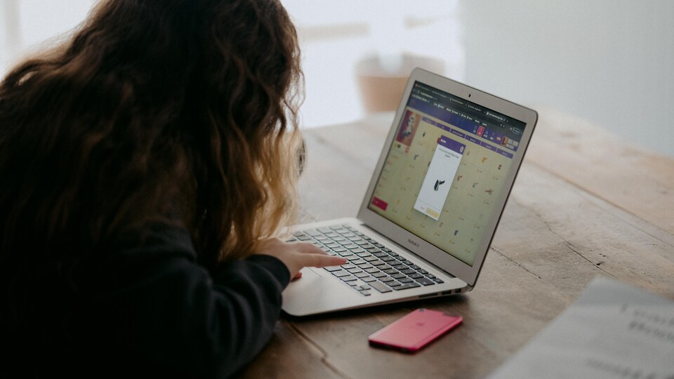 Une élève fait des exercices de mathématiques en ligne.