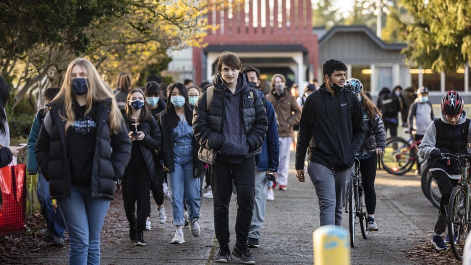 Des étudiants portaent un chandail noir à la Eric Hamber Secondary School à Vancouver.