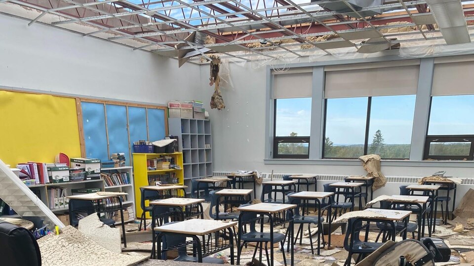 Des débris dans une classe sans toit.