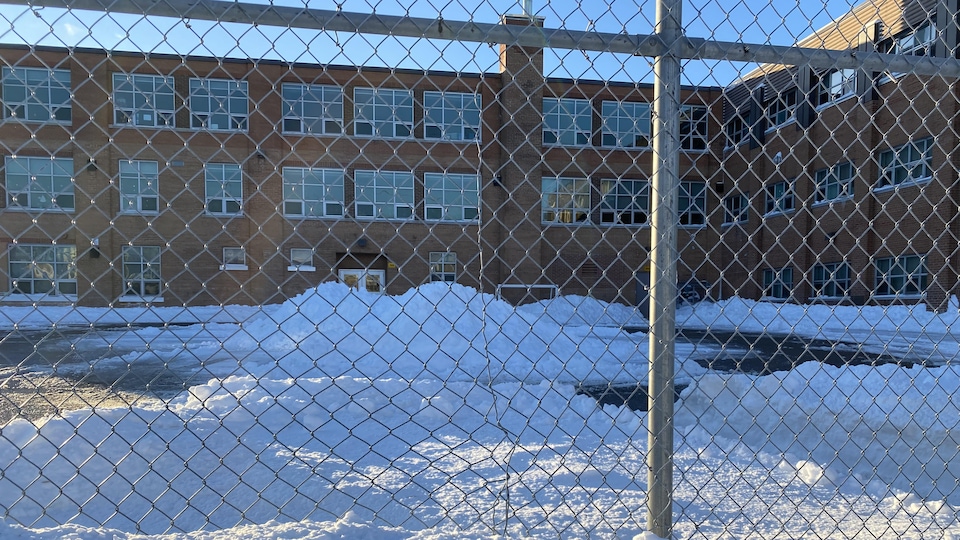 Une cour d'école enneigée.