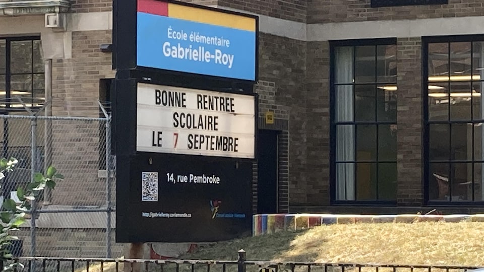 Façade extérieure de l'École Gabrielle-Roy. Un panneau dit : «Bonne rentrée scolaire ».