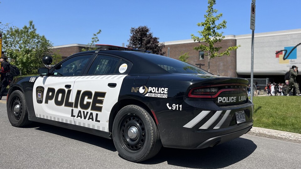 Un véhicule de la police de Laval devant l'école.