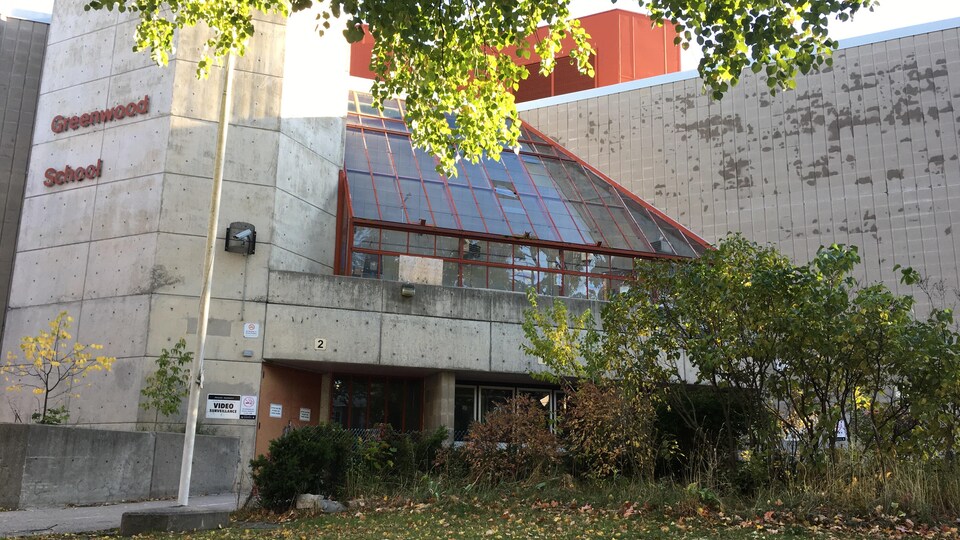 Façade extérieure en ciment de l'École Greenwood.