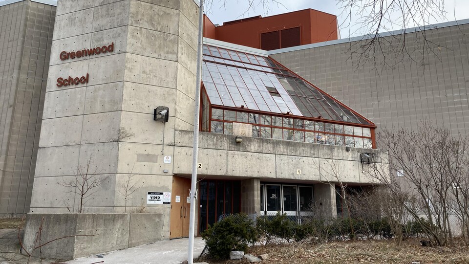 La façade extérieure en béton de l'École Greenwood.