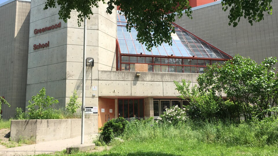 Vue extérieure des murs de ciment de l'École Greenwood.