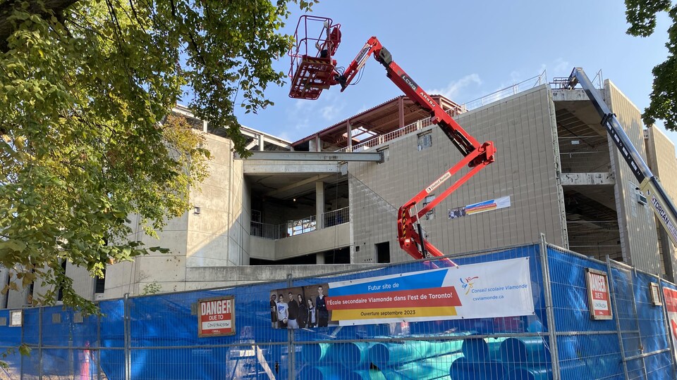 De la machinerie et des tuyaux devant l'École Greenwood.