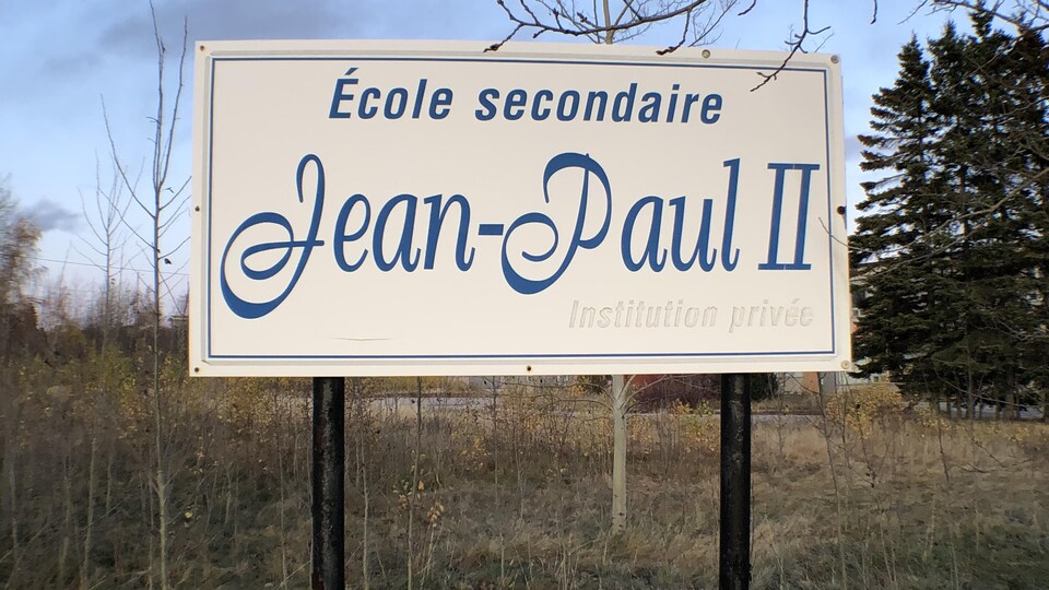 Un Baie Comois Achète Son Ancienne école Secondaire Radio