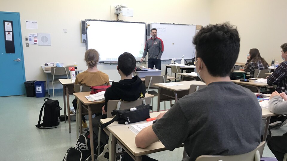 Des élèves dans une salle de classe.