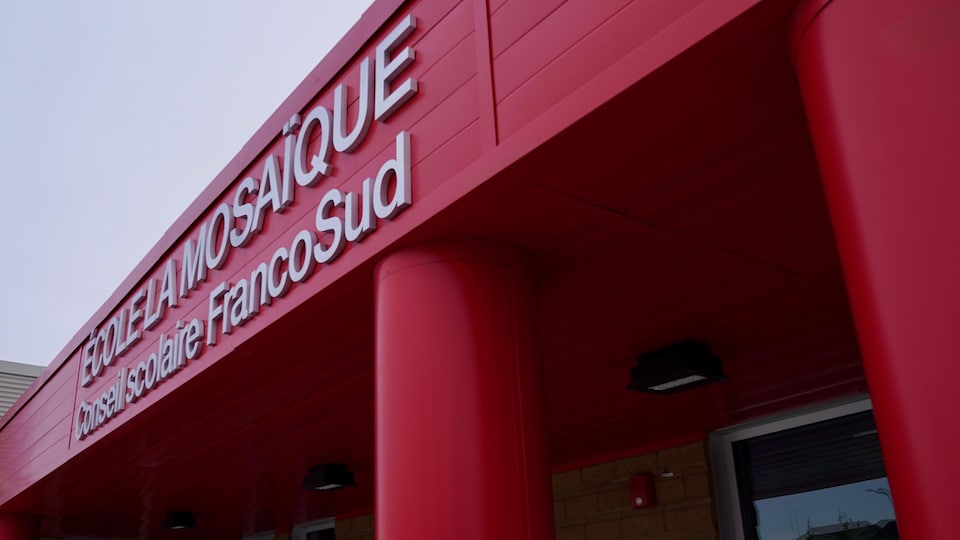 Gros plan sur le devant de l'édifice de l'École La Mosaïque à Calgary.