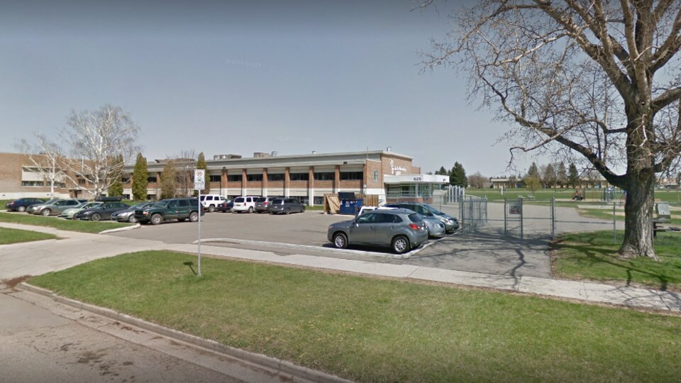 L'école La Vérendrye, à Lethbridge, devant laquelle sont garées des voitures.