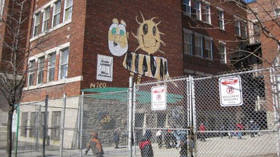 Une cour d'école où jouent des enfants.