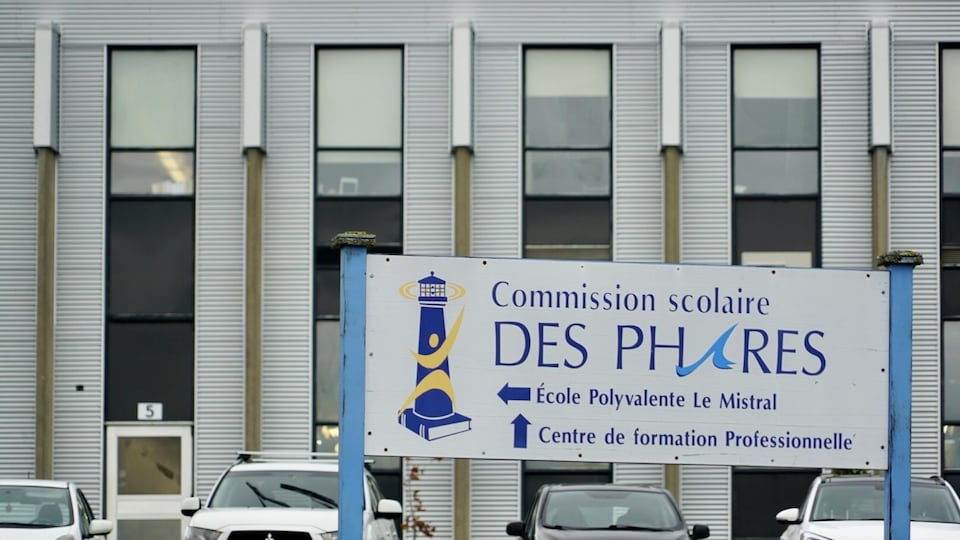 Une affiche où on peut lire Commission scolaire des Phares - École polyvalente Le Mistral.