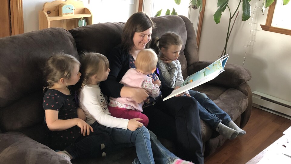 Johannie Riendeau fait la lecture à quatre fillettes.