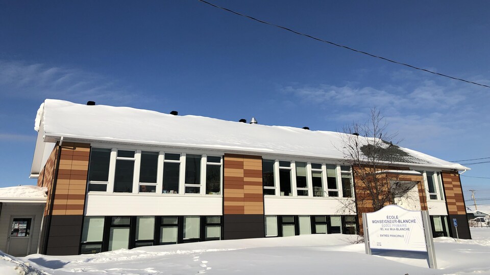Le bâtiment de l'école en hiver.