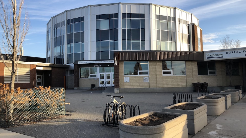 Devanture de l'école secondaire Mitchell-Montcalm, à Sherbrooke.