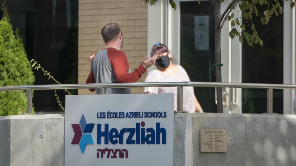 Panneau à l'entrée de l'école Herzliah.