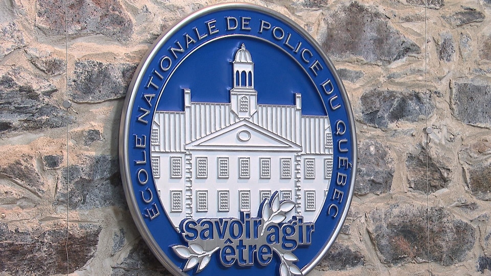 Plan rapproché des armoiries de l'École nationale de police du Québec.