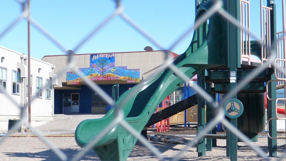 La cour de l'École N.J. Macpherson.