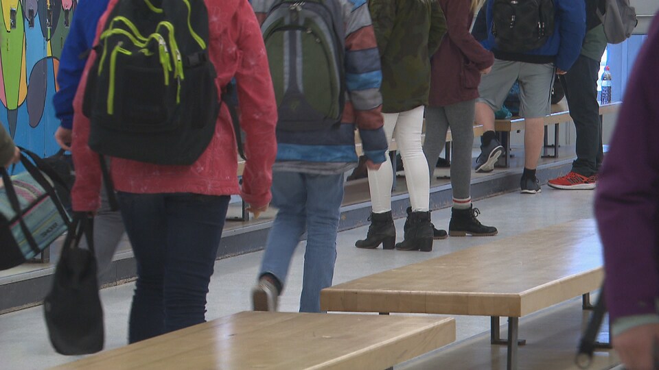 Des étudiants dans les corridors d'école.