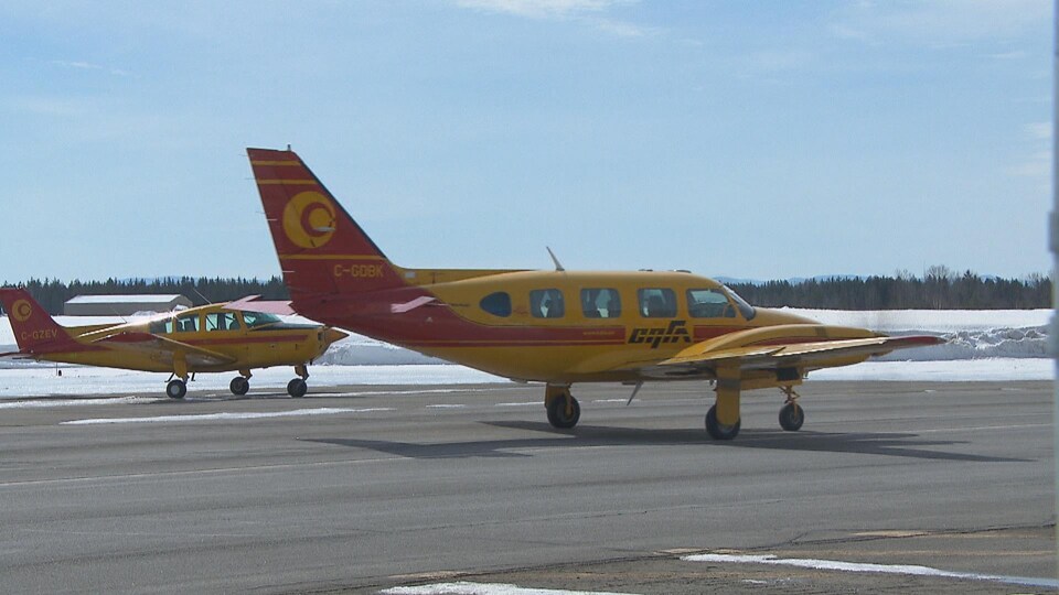 Deux avions du Centre québécois de formation aéronautique du Cégep de Chicoutimi à l'aéroport de Saint-Honoré