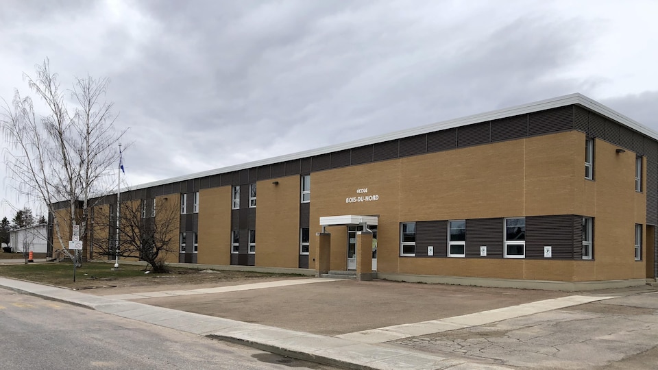 La bâtisse de l'École Bois-du-Nord vue de l'extérieur au printemps.
