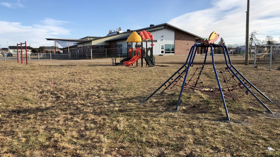 Des modules de parc dans la cour de l'école primaire.