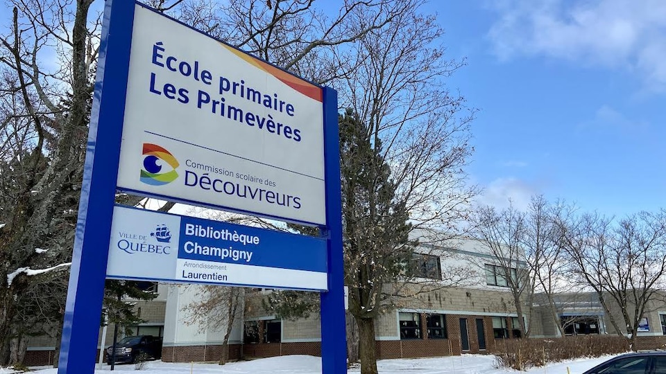 Une pancarte indique l’école primaire Les Primevères, à Sainte-Foy.