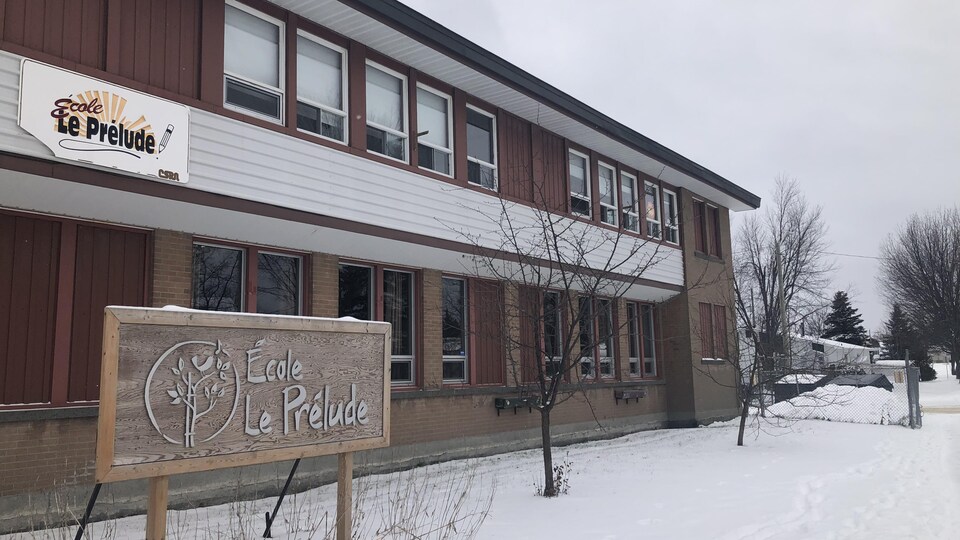 La façade de l'école Le Prélude, l'hiver.
