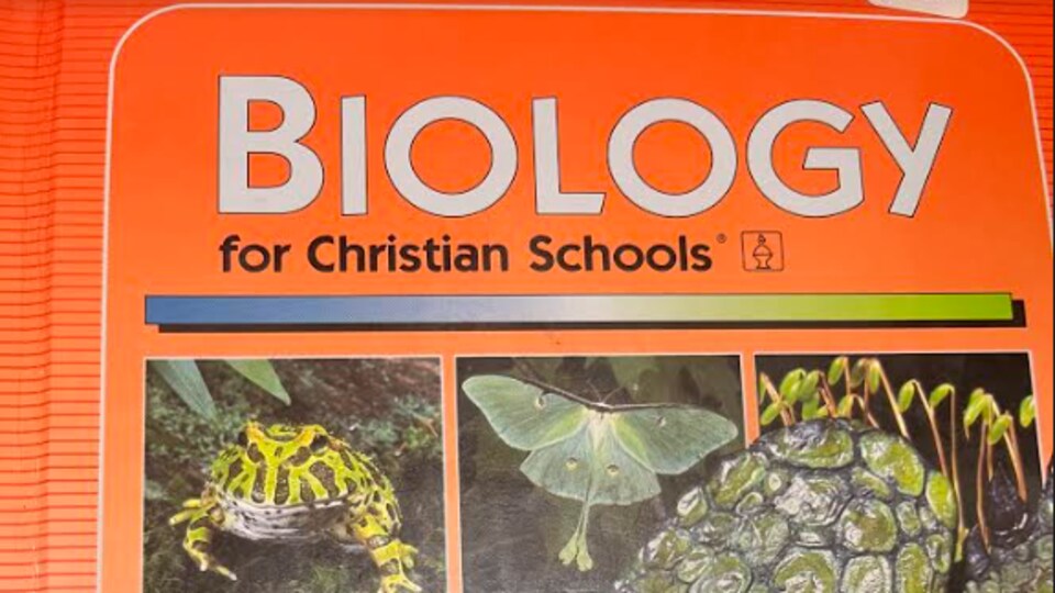 Un livre de biologie utilisé à l'école Legacy Christian Academy.