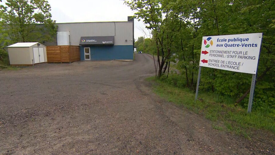 L'extérieur de l'École publique aux Quatre-Vents.