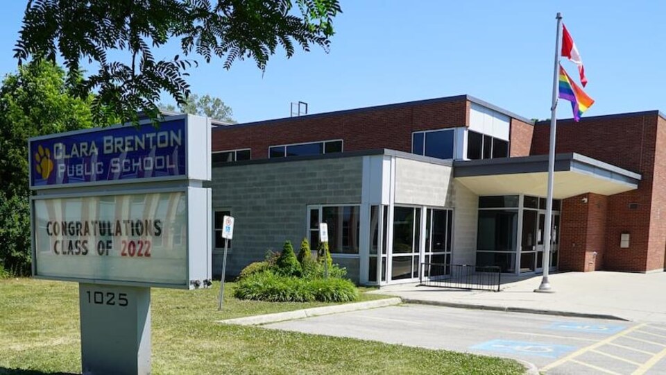 L'entrée de l'école publique Clara Brenton.
