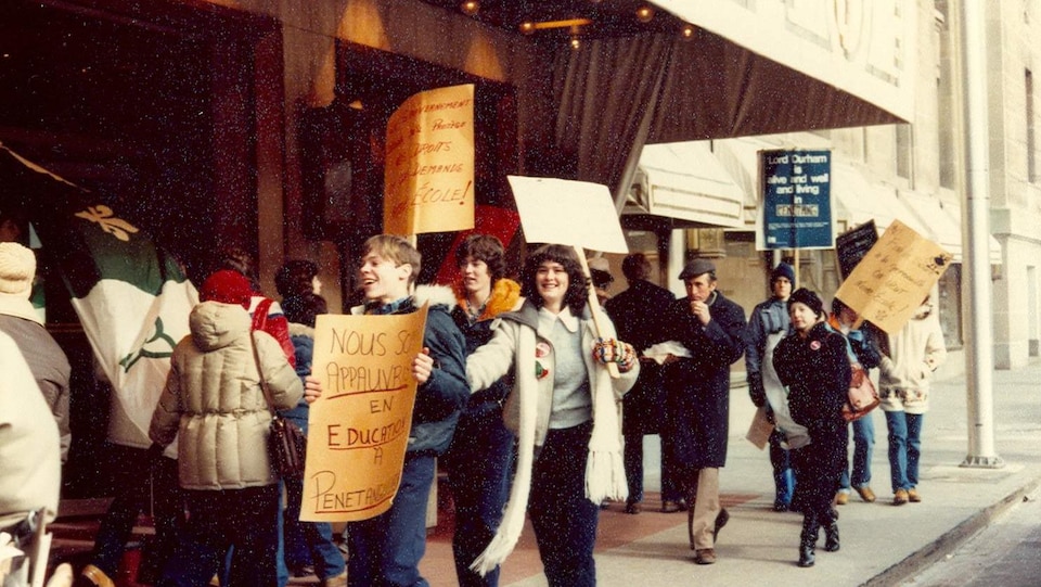 Des élèves manifestent et brandissent des pancartes dénonçant le manque d'éducation en français à Penetanguishene.