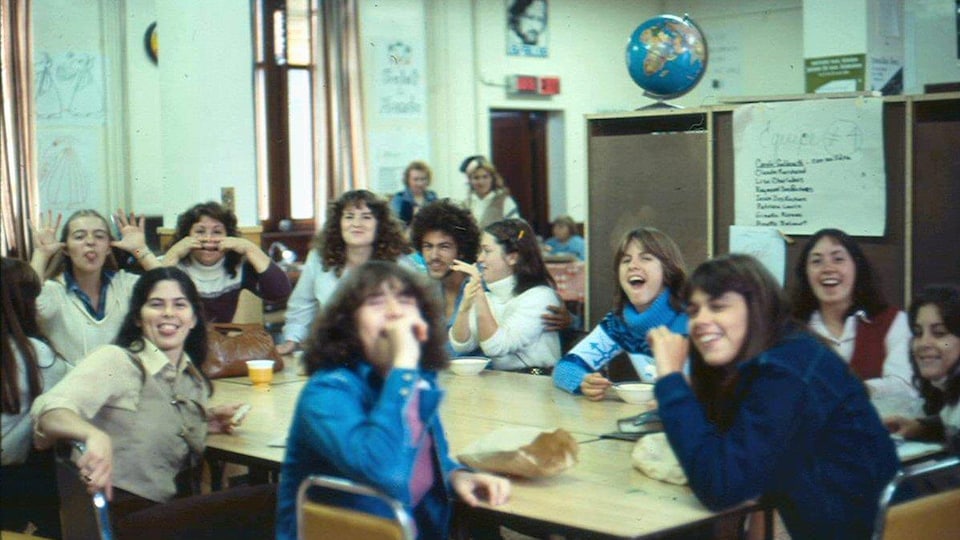 Des élèves mangent une collation.