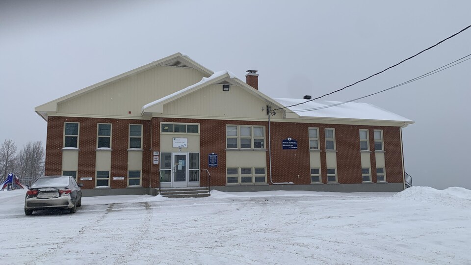 Un couple et ses six enfants quittent Montréal pour sauver une école