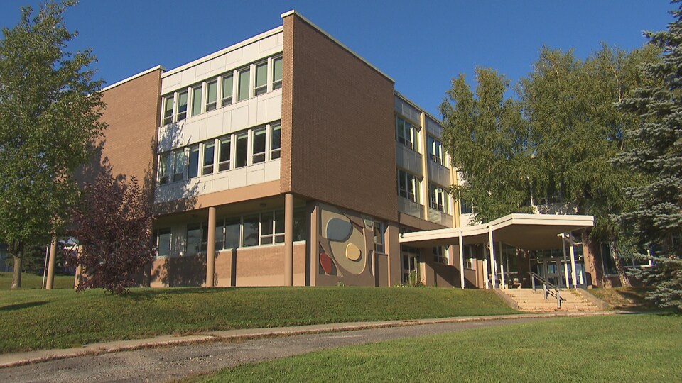 L'extérieur de l'école de la Montée à Sherbrooke