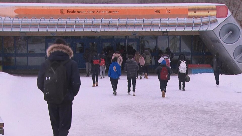 Des étudiants entrent dans l'École secondaire Saint-Laurent.